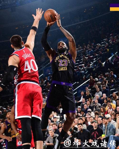 摧毁湖人！怒砍18分19篮板！这才是洛杉矶第一中锋